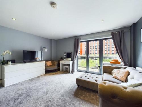 Sheffield Apartment | Cosy studio with balcony views