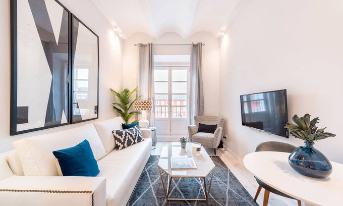 Sol Apartment | Cosy Suite in Plaza Mayor, Best for Couples. Plaza Mayor III
