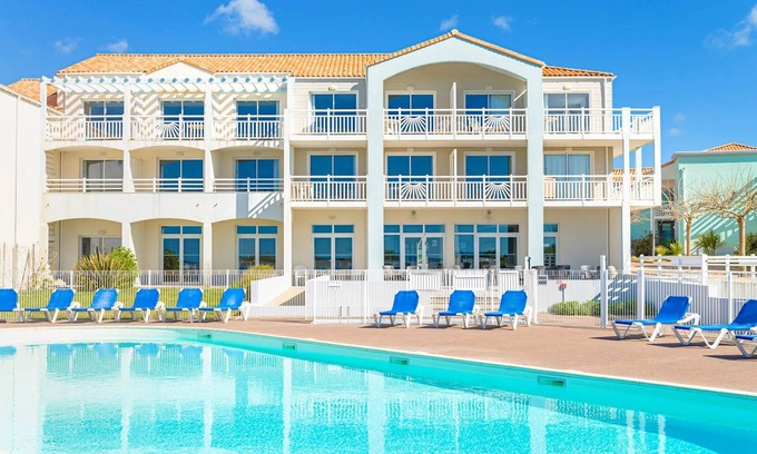 Chateau-d'Olonne Condo | Cosy T2 | En bord du mer + 2 piscines sur place