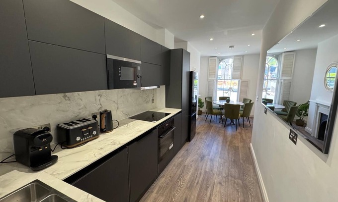 Chaucer House | Cosy Townhouse In Central London
