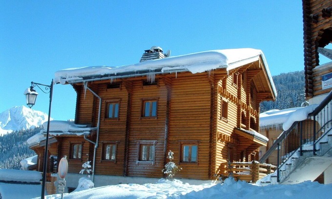 La Perriere Ski Chalet | Cosy traditional self-catered 6 bedroom log cabin chalet in Courchevel La Tania.