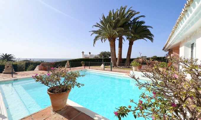 Atlanterra Ski Chalet | Cosy villa located a few metres from the beach, perfect for a family holiday. Capacity max. 13 pax.