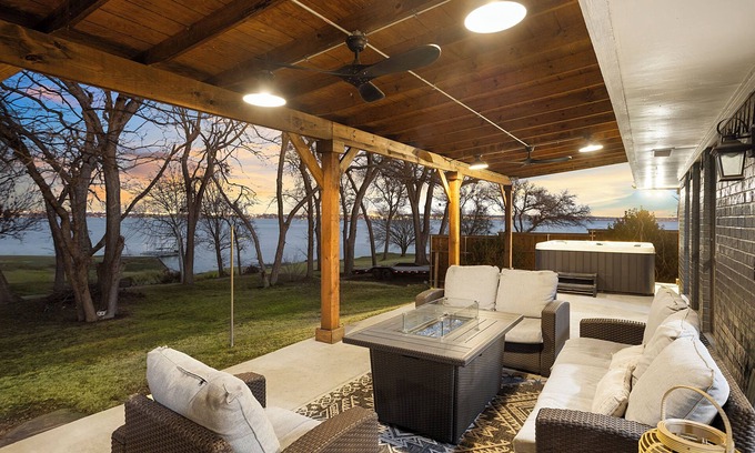 Rowlett House | Cosy Waterfront Home