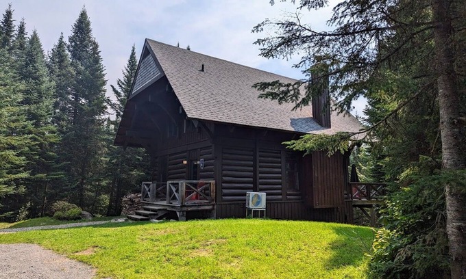 Lac Superieur Village Ski Chalet | Cote Nord Tremblant 4 beds, A/C, Spa, Pool, tennis, lake, beach, nCITQ 261424