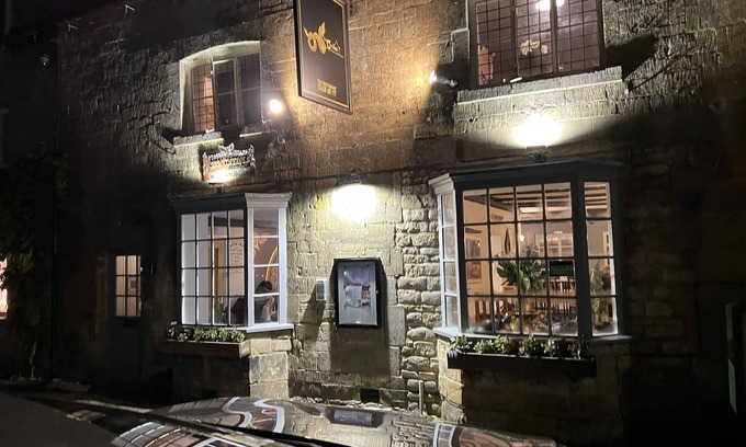 Moreton-in-Marsh Apartment | Cotswold High Street Entire 3/4 bedroom apartment & Siam Cottage Thai Restaurant