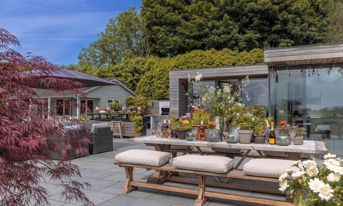Chipping Norton House | Cotswold Meadow is a perfect retreat set in 5 acres of land- pool & hot tub