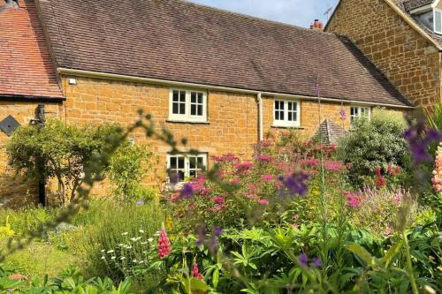 Ilmington House | Cotswolds Cottage Ilmington with Wood Burning Stove & BBQ - pet friendly