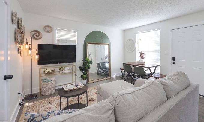 North Nashville Cottage | Cottage 2 mi to Broadway: King Bed, Fenced Yard