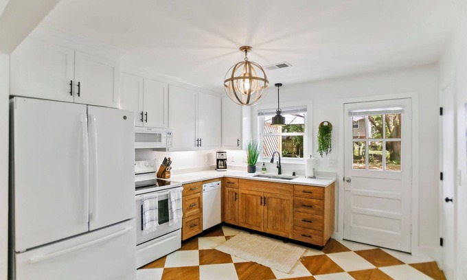 Old Village House | Cottage 5 Mins to Beach, Big Yard, Pet Friendly