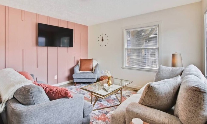 Veterans Park House | Cottage across from Bernardine Quinn Park