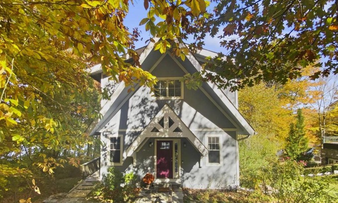 Newtown House | Cottage at Sunny Day