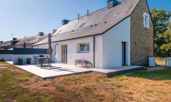 Crach Cottage | Cottage 'Au Pied Des Chênes' with Private Terrace, Shared Garden and Wi-Fi