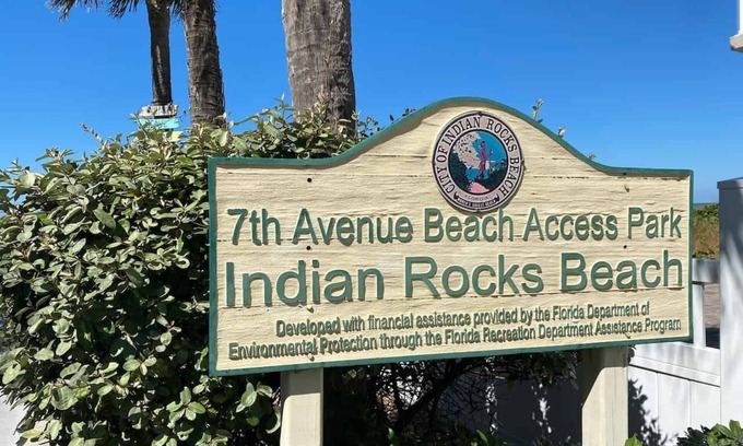Indian Rocks Beach Apartment | Cottage by the Sea Unit AnIndian Rocks Retreat- 3-Minute Walk to Beach- King Bed