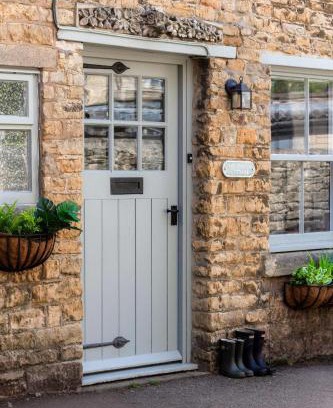 Bourton House | Cottage Central Location Parking Fireplace Garden
