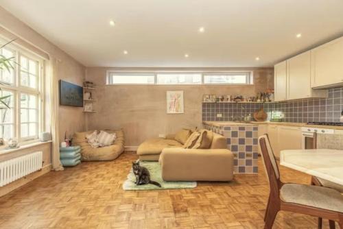 Hove House | Cottage close to the beach - pet friendly