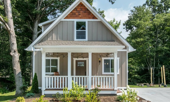 Black Mountain House | Cottage Escape- Lake Tomahawk,FirePit,Near Downtown Black Mountain, Hot Tub