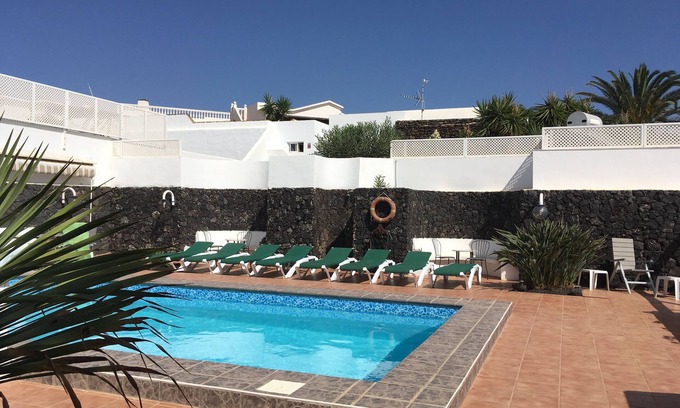 Costa Teguise Villa | Cottage for 2-8 people, heated pool, near the sea and golf course