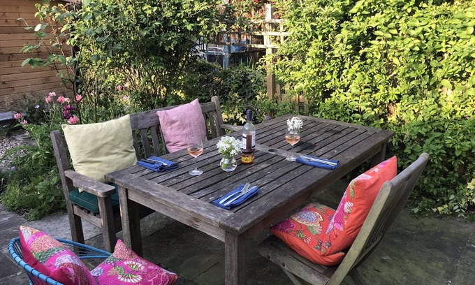 Newton St Loe House | Cottage in the City. Quiet spot, 5 minute walk from beautiful Bath