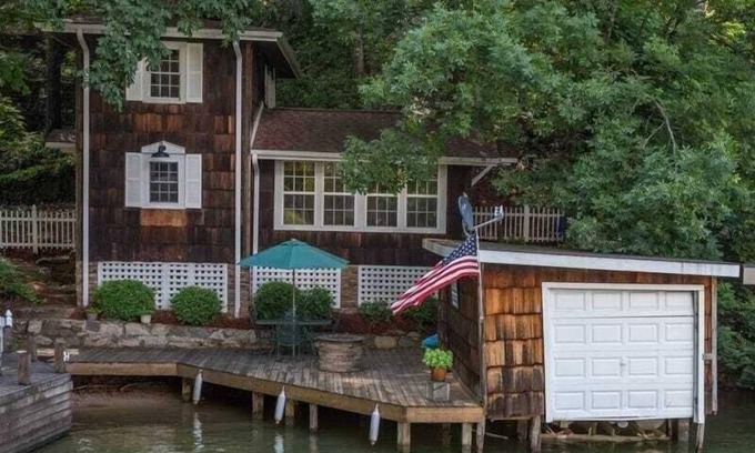 Lake Lure Cabin | Cottage In The Cove - Lake Lure Lakefront, Kayaks!