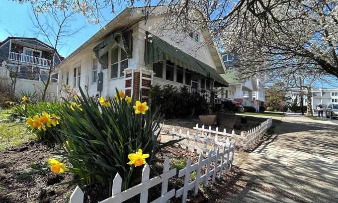 North End Cottage | Cottage near beach and boards!