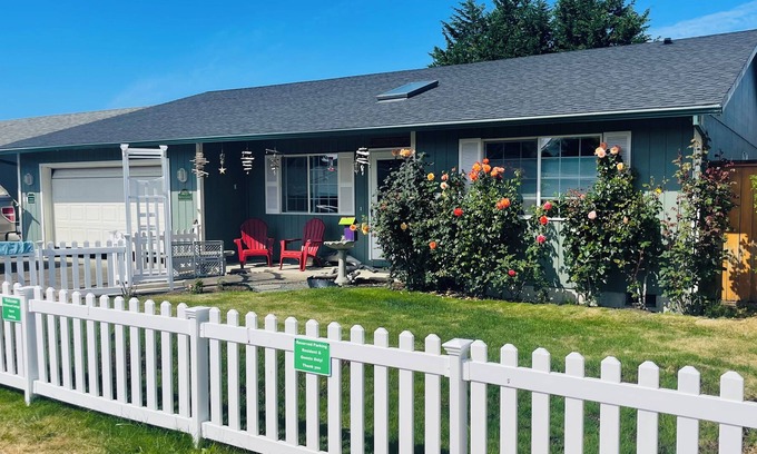 Nehalem Cottage | Cottage on Nehalem Bay, dogs welcome, fire pit, hot tub, 5 min- Manzanita beach