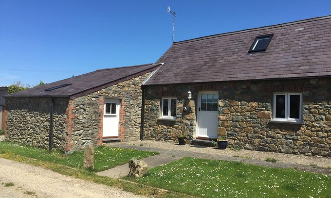 Newport Cottage | Cottage sleeping up to 6 in 3 bedrooms, peaceful. 1 mile to Newport Town Centre