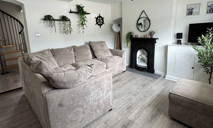 Middlewich House | Cottage - Sleeps 4 - Pets Ok - Garden - Parking