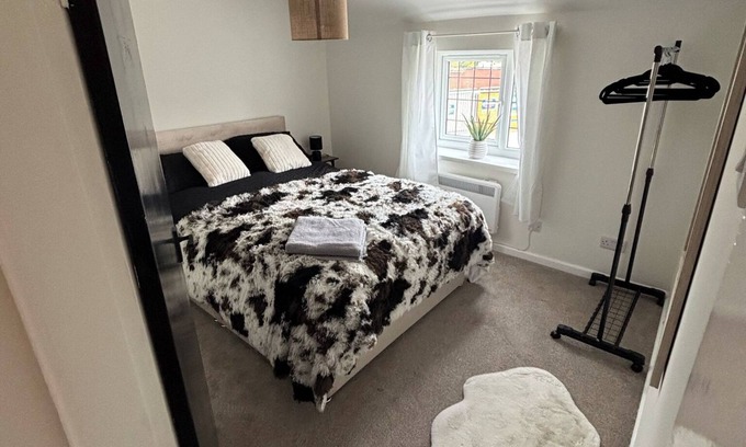 Middlewich Cottage | Cottage - Sleeps 4 - Pets Ok - Patio - Parking