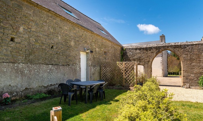 Merlevenez House | Cottage 'Traou Mad' with Shared Garden and Wi-Fi