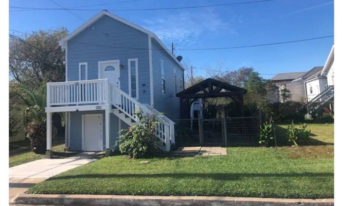 San Jacinto Cottage | Cottage - two blocks from beach