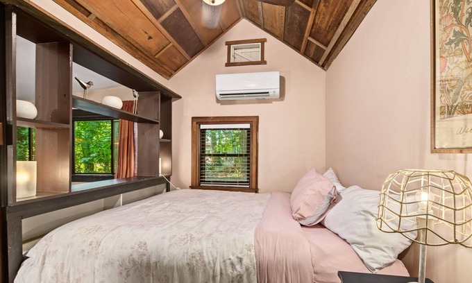 Ardentown House | Cottage w/King Bed & Private Backyard ~ Dogs OK