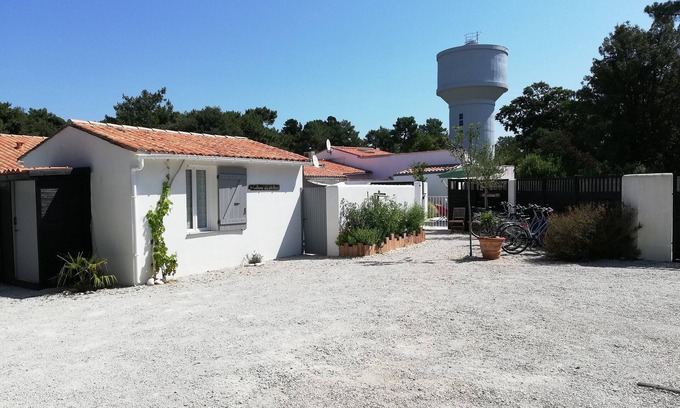 Rivedoux-Plage Cottage | Cottage with 2 bedrooms, private patio, quiet and private parking, heated pool