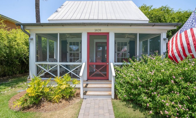 Savannah Beach Cottage | COTTAGE WITH PRIVATE POOL TWO BLOCKS TO BEACH