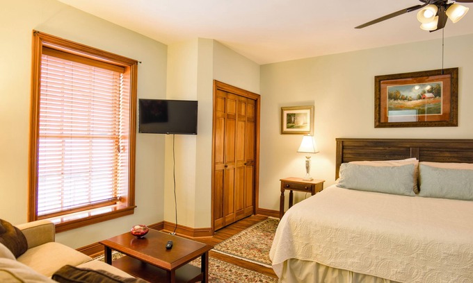 Natchez Condo | Cotton Alley | Charming 2-Bedroom Retreat in Historic Natchez, MS