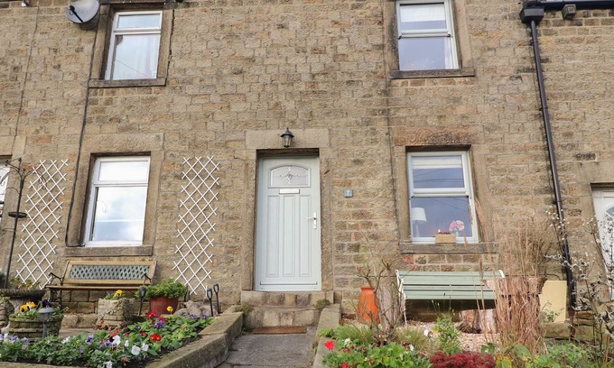 Preston Cottage | COTTON FOX COTTAGE, pet friendly, with open fire in Garstang