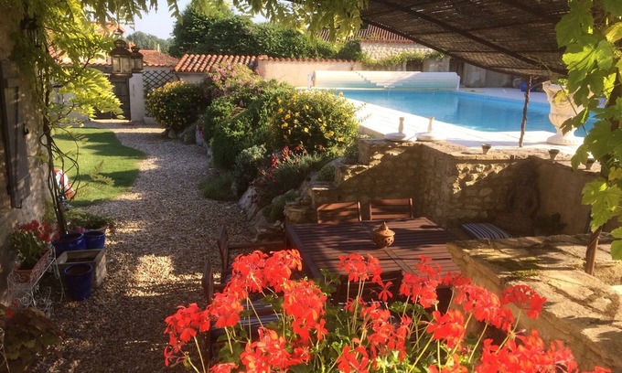Aubeterre-sur-Dronne House | Country house with a pool near Aubeterre-sur-Dronne