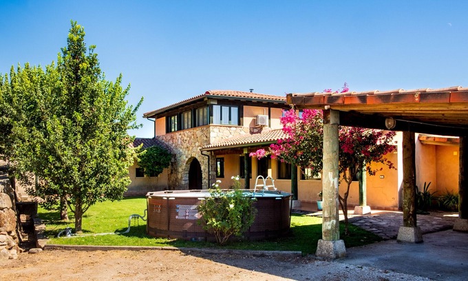Candeleda House | Country House 'Amaltea' with Mountain View, Wi-Fi and Air Conditioning