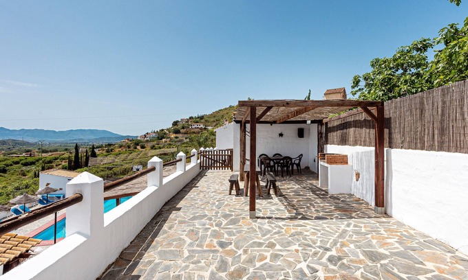 Malaga House | Country House 'El Granero' with Lake View, Shared Pool and Wi-Fi