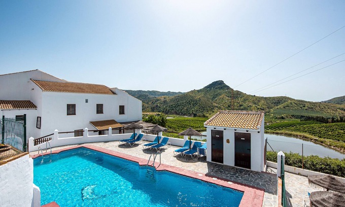 Malaga House | Country House 'El Tinao' with Lake View, Shared Pool and Wi-Fi