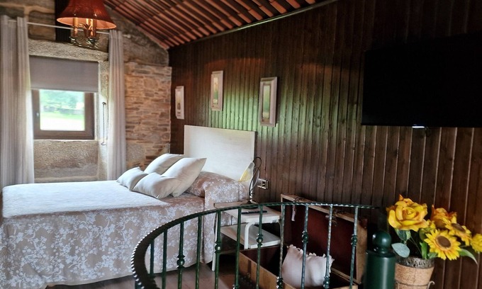 Coristanco Cottage | Country House 'Hórreo' with Private Garden, Balcony and Wi-Fi