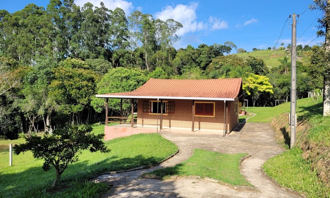 Extrema Cottage | Country house in Extrema with natural water pool, we accept pets