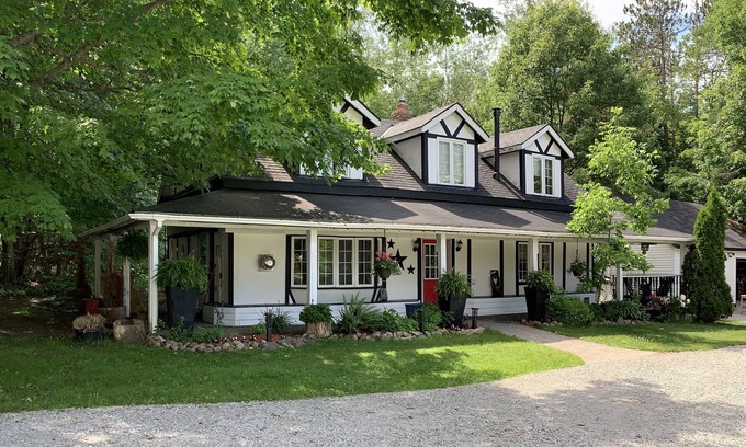 Oro-Medonte House | Country House, sleeps 8. Kitchen, BBQ, campfire. Self contained, Event Friendly!
