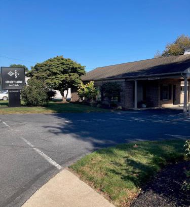 New Holland Hotel | Country Squire Inn and Suites