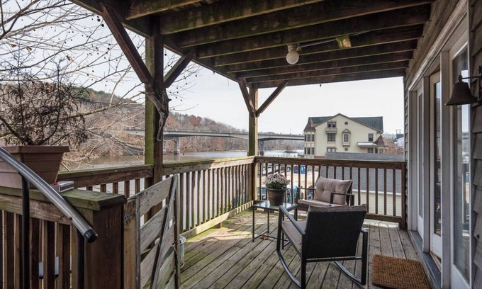 Occoquan Apartment | Couples Retreat