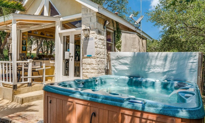 Helotes House | Couples Retreat with hot tub and steam room