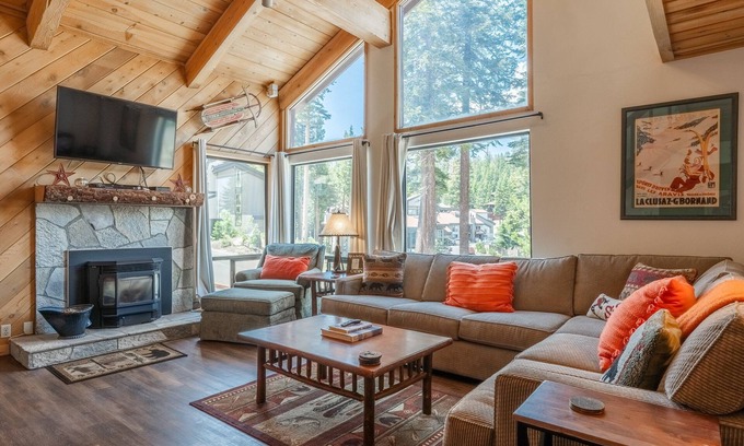 Mammoth Lakes House | Courchevel #15 - 2 Bedroom, 2 Bathroom, Sleeps 6! Just steps to Canyon Lodge!