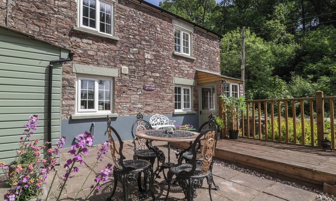 Blakeney Cottage | COURT HOUSE COTTAGE, pet friendly, with open fire in Blakeney