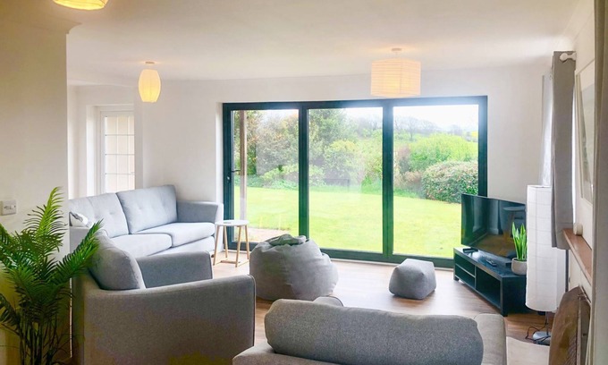 Totnes Cottage | Courtfield Bungalow is a 3 bedroom bungalow, refurbished in 2021 sleeping up to 6 guests.
