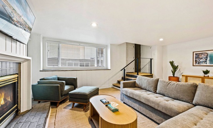 Sturgeon Bay Apartment | Courtyard Suite - Modern Comfort in the Heart of Downtown Sturgeon Bay