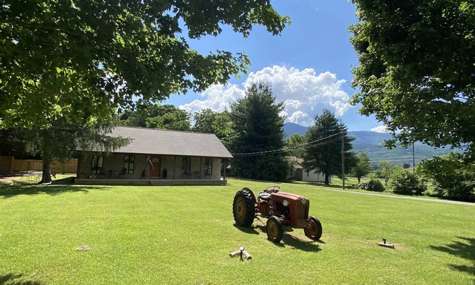 Wears Valley Other | Couzin Sid’s Farmhouse in Wears Valley between Pigeon Forge and Townsend